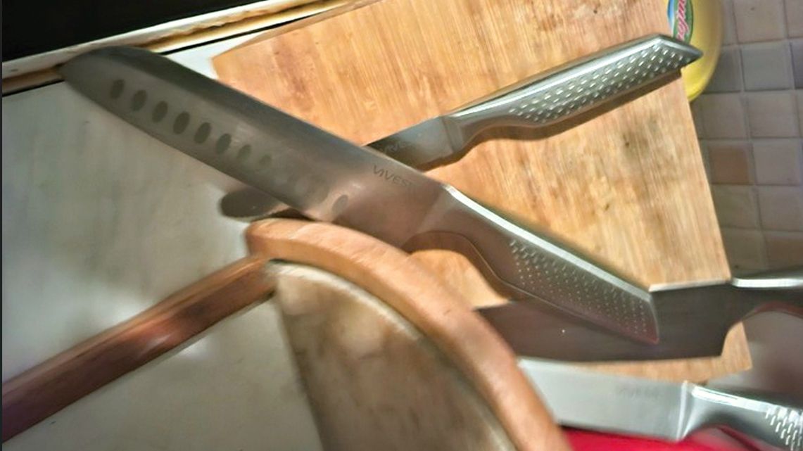 Agresivní cizinec ve Zlíně zkopal a ohrožoval nožem nevlastní dceru